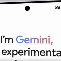 Ekran telefonu z napisem "Hi I'm Gemini, an experimental AI". To nowy asystent od Google.