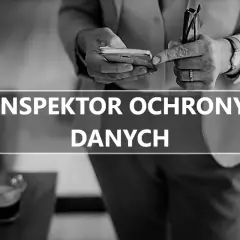 Osoba trzymająca telefon i okulary, z napisem "Inspektor Ochrony Danych".