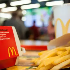 Frytki i napój McDonald's. Sprawdź aplikację McDonald's, by znaleźć kupony i promocje na swoje ulubione dania.