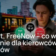 Mężczyzna z telefonem porównuje ceny Uber, Bolt i FreeNow. Miasto nocą, tramwaj w tle.