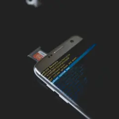 Telefon w trybie odzyskiwania Androida. Menu zawiera opcje takie jak "Reboot system now", przydatne gdy zastanawiasz się, jak wyłączyć aplikacje w tle.