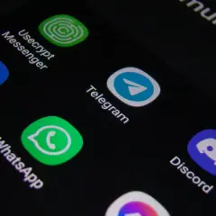Ikony komunikatorów: Signal, Usecrypt Messenger, Telegram, WhatsApp, Discord.