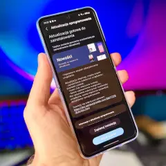 Telefon z ekranem pokazującym komunikat o gotowej aktualizacji oprogramowania. Widać listę nowości i opcje instalacji.