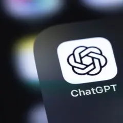 Ikona aplikacji ChatGPT na ekranie smartfona. Odkryj możliwości darmowego czatu GPT po polsku i rozmawiaj z AI.