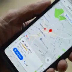 Darmowa nawigacja samochodowa na telefonie pokazuje drogę do rzeźnika Morley Butchers.