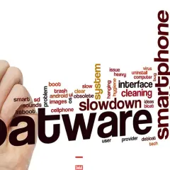 Ręka pisze markerem słowo "bloatware" otoczone chmurą słów związanych z optymalizacją smartfonów, jak "debloat", "cleaning", "slowdown".