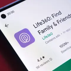 Ekran telefonu z aplikacją Life360: Find Family & Friends. Ponad 100 milionów pobrań, ocena 4.4.