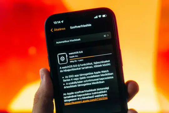 Ekran telefonu pokazuje aktualizacje aplikacji watchOS 8.6 z nowymi funkcjami i poprawkami.