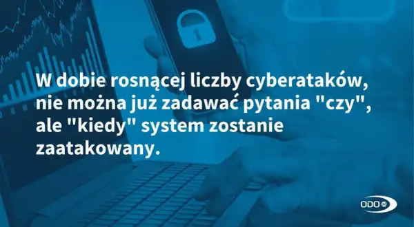Ręce piszą na klawiaturze, ekran pokazuje wykresy i ikonę kłódki. W dobie cyberataków ochrona danych osobowych jest kluczowa.