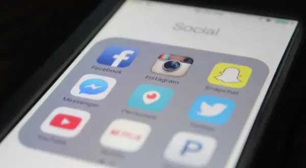 Ikona Snapchat na ekranie telefonu, obok Facebook, Instagram. Zastanawiasz się, snapchat co to? To popularna aplikacja społecznościowa.