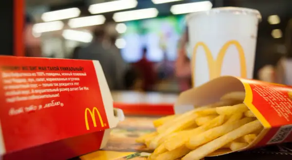 Frytki i napój McDonald's. Sprawdź aplikację McDonald's, by znaleźć kupony i promocje na swoje ulubione dania.