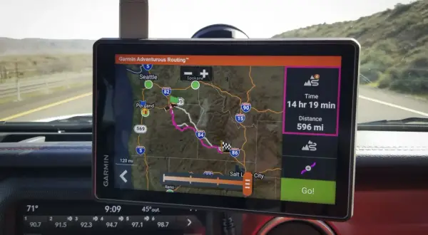 Nawigacja Garmin pokazuje trasę z Portland do Salt Lake City, 596 mil, 14h 19min. Idealna darmowa nawigacja dla ciężarówek.