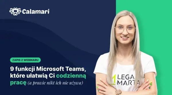 Kobieta w okularach uśmiecha się, prezentując webinar o funkcjach Microsoft Teams, które ułatwiają codzienną pracę.