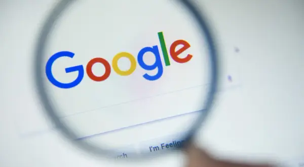 Lupa powiększa logo Google. Szukam informacji o zwrot Google Play.