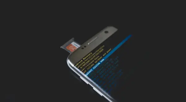 Telefon w trybie odzyskiwania Androida. Menu zawiera opcje takie jak "Reboot system now", przydatne gdy zastanawiasz się, jak wyłączyć aplikacje w tle.