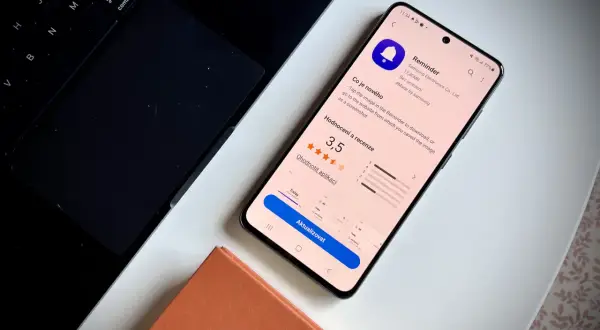 Aplikacja Reminder na ekranie telefonu Samsung. Pokazuje ocenę 3,5 gwiazdki i przycisk "Aktualizować".