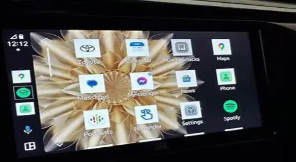 Ekran multimedialny w samochodzie z ikonami aplikacji: Toyota, Calendar, GameSnacks, Maps, Phone, Spotify. Zlink działa płynnie.