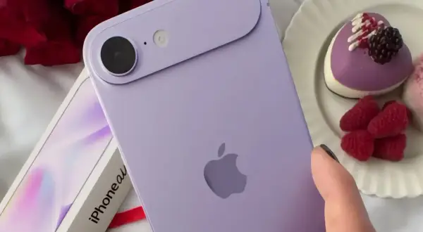 Fioletowy iPhone 17, obok pudełka z napisem "iPhone", malin i serduszkowych ciasteczek. Kiedy premiera?