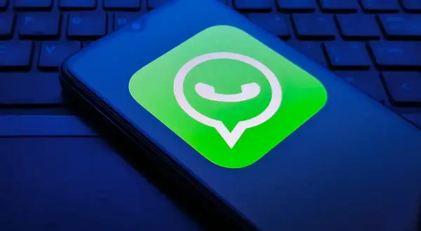 Telefon z logo WhatsApp na klawiaturze. Czyżby kolejna awaria WhatsApp?