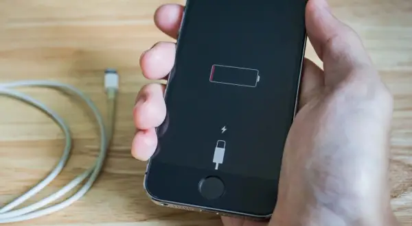 Wyłączony iPhone się ładuje? Poznaj sekret i chroń baterię