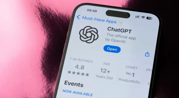 Ekran telefonu z oficjalną aplikacją ChatGPT od OpenAI. Aplikacja ma ocenę 4.8 gwiazdek i jest numerem 1 w kategorii Produktywność.