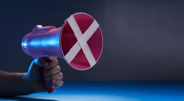 Różowy megafon z taśmą krzyżującą na wylocie, symbolizujący shadowban i niemożność wyrażenia głosu.