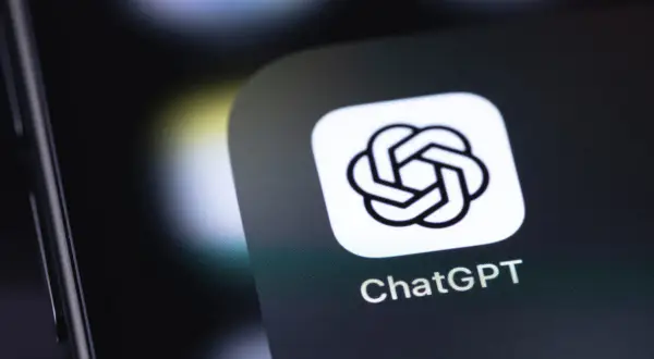 Ikona aplikacji ChatGPT na ekranie smartfona. Odkryj możliwości darmowego czatu GPT po polsku i rozmawiaj z AI.