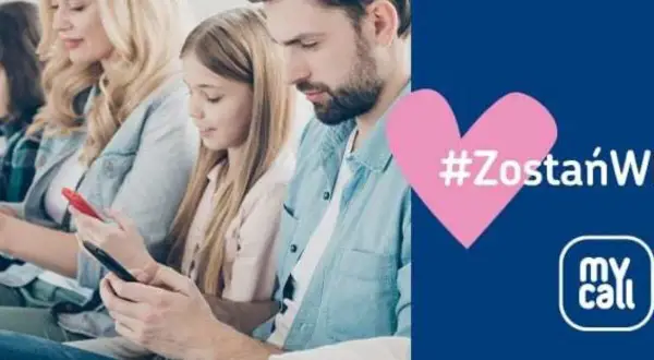 Rodzina korzysta z telefonów. Na ekranie widnieje hasło #ZostańWDomu i logo my call.