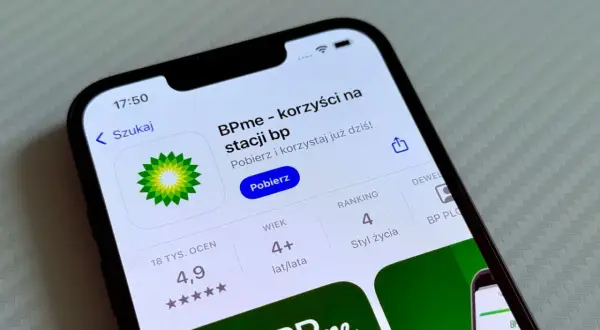 Aplikacja BPme na telefonie, gotowa do pobrania. Korzystaj z benefitów na stacji bp!