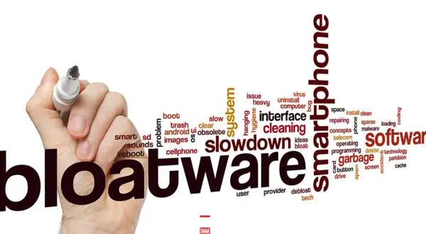 Ręka pisze markerem słowo "bloatware" otoczone chmurą słów związanych z optymalizacją smartfonów, jak "debloat", "cleaning", "slowdown".