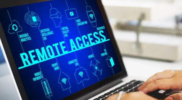 Na ekranie laptopa hasło "REMOTE ACCESS" otoczone ikonami technologii, jak AI, VR, smart home. To pokazuje, **anydesk co to** jest – narzędzie do zdalnego dostępu.