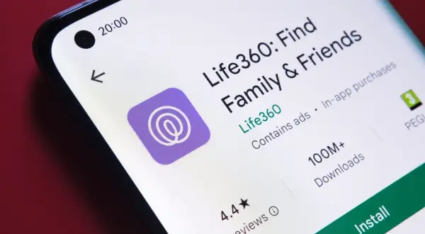 Ekran telefonu z aplikacją Life360: Find Family & Friends. Ponad 100 milionów pobrań, ocena 4.4.