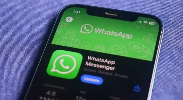 Ekran telefonu z aplikacją WhatsApp. Widoczny przycisk "Update" sugeruje, że czeka nas aktualizacja WhatsApp.