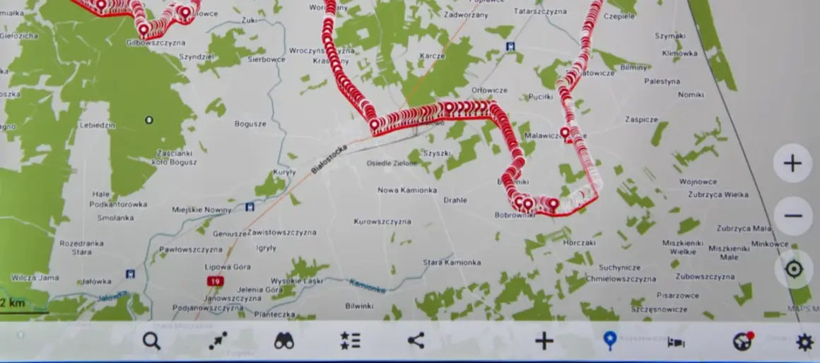 Mapa z zaznaczoną trasą rowerową przez tereny z nazwami miejscowości jak Lebiedzin, Białostocka, Bobrowniki.