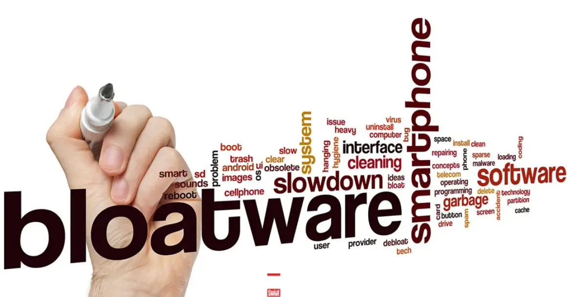 Ręka pisze markerem słowo "bloatware" otoczone chmurą słów związanych z optymalizacją smartfonów, jak "debloat", "cleaning", "slowdown".