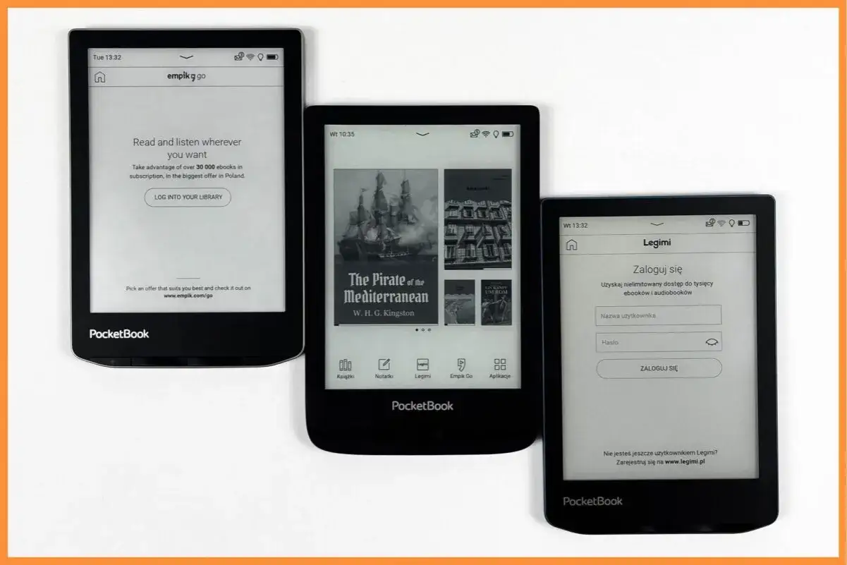 Trzy czytniki e-booków, jeden z ekranem logowania do Empik Go, drugi z okładką